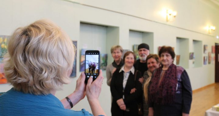 Lapmežciema gleznošanas studijas «Vēsma» izstādes atklāšanā