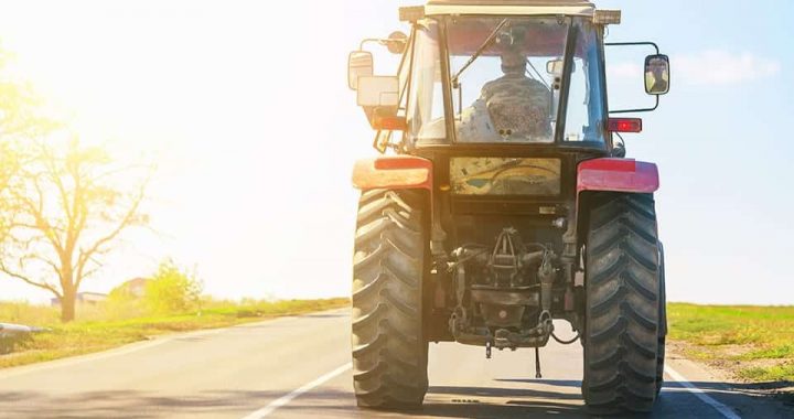 Turpinās labības kulšanas laiks. Aicina uzmanīties uz ceļiem