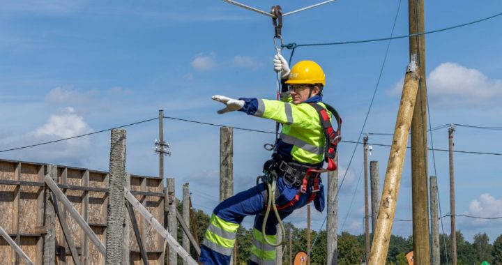 Speciālisti «Cinevillā» stiprina elektrotīkla uzturēšanas prasmes militāras krīzes apstākļos