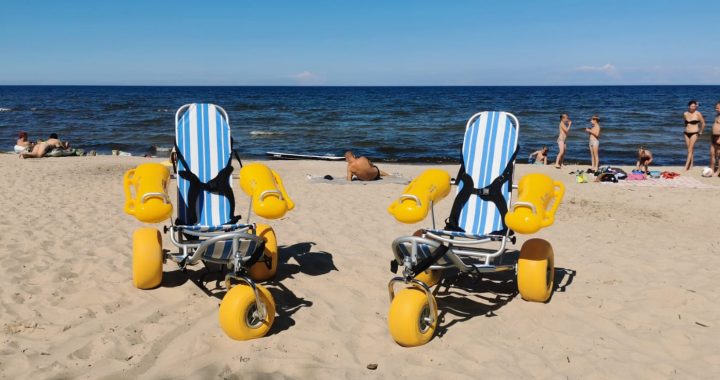 Apšuciema pludmalē pieejami peldoši ratiņkrēsli