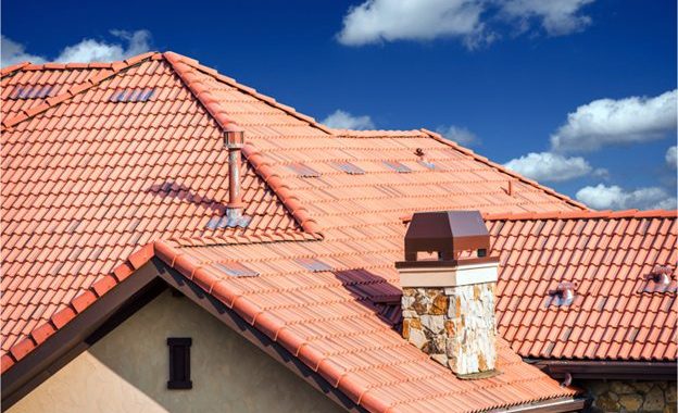 Ilgmūžīgs jumts ar estētiskiem dakstiņiem – izvēle tavai mājai