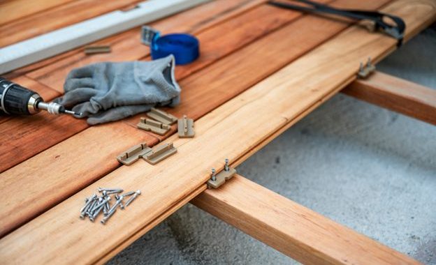 Kā pareizi uzstādīt terases dēļus ilgstošai lietošanai