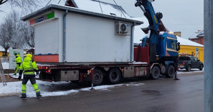 Slēdz preses kiosku pie Tukuma tirgus