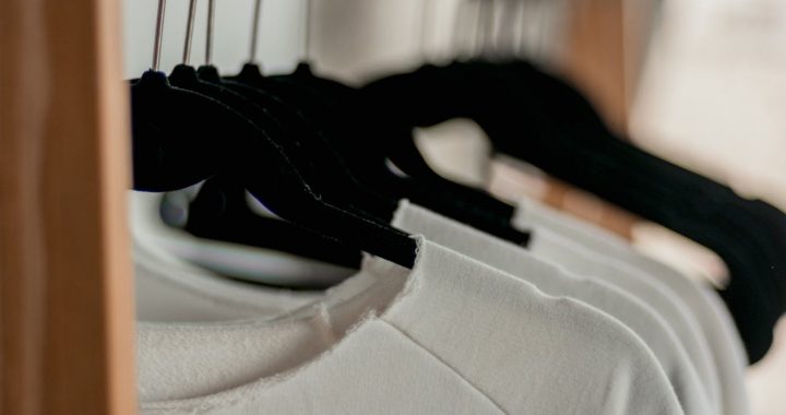 Bērnu apģērbu tīrīšana ķīmiskajā tīrītavā: drošība un profesionālas kopšanas efektivitāte