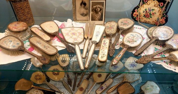 Jaunmoku pilī apskatāma vairāk kā 200 ķemmju privātkolekcija   