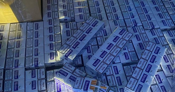 Tukuma pusē aptur automašīnu, kurā atrod 250 000 cigaretes bez akcīzes marķējuma