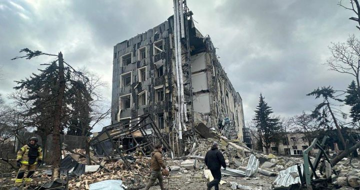 Izjum cietis raķešu uzbrukumā. Ir bojā gājušie!