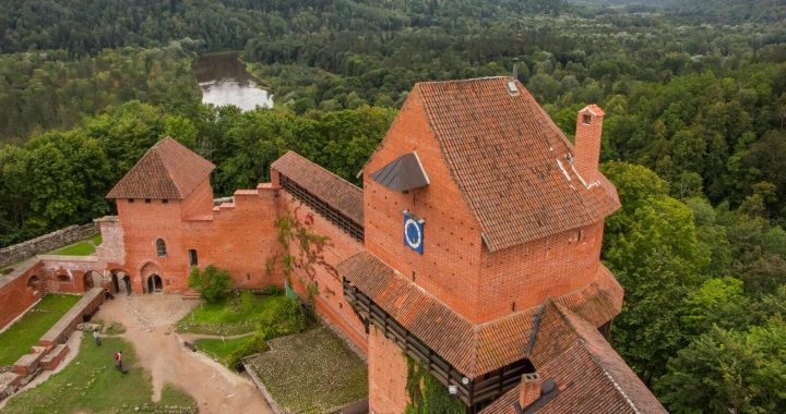 Septiņi aktīvās atpūtas galamērķi Latvijā. No pārgājieniem līdz aizraujošām taktiskajām spēlēm