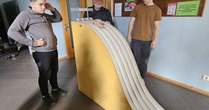 Pūrē norisinājušās koka auto sacensības/FOTO/