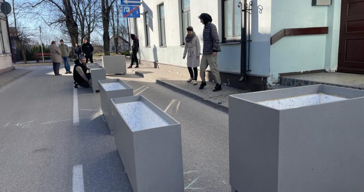 Baznīcas ielā Tukumā uzstāda lielizmēra puķu kastes