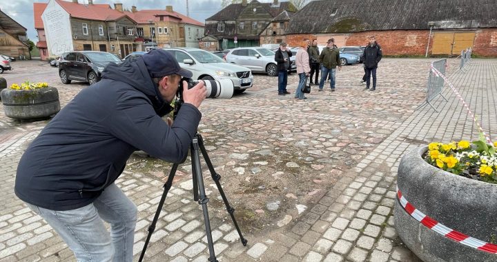 Atklāj foto izstādi Katrīnas laukumā