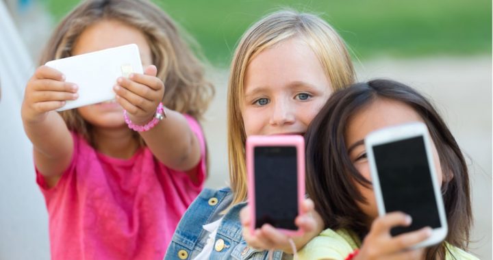 Mazlietots telefons bērnam – praktisks un drošs risinājums pirmajam viedtālrunim