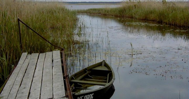 Traģiski notikumi pirms svētkiem: makšķernieka bojāeja Engures ezerā un plašs ugunsgrēks Slampē