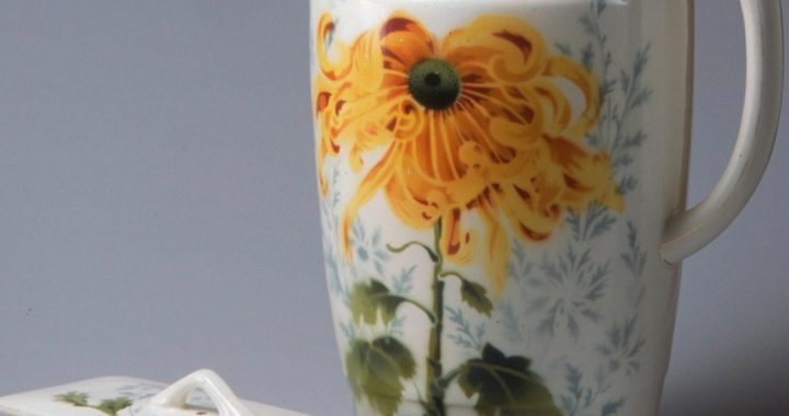 Jaunmoku pilī atklāta Rīgas Porcelāna muzeja deponējuma izstāde “Florālie motīvi porcelānā: Kuzņecova un Jesena fabrikas”