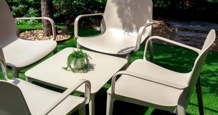 Plastmasas krēsli – daudzpusīgs risinājums dārzam un interjeram