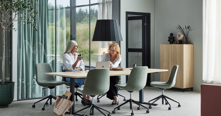 Biroja un konferenču krēsli – funkcionalitāte, estētika un ilgtspēja dizainā