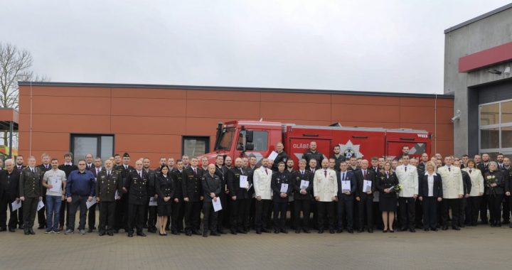 Kandavā Valsts svētkos sumināti ugunsdzēsēji glābēji un brīvprātīgie ugunsdzēsēji