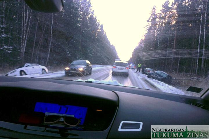 Autovadītāj, brauc uzmanīgi – ceļi sniegoti un slideni