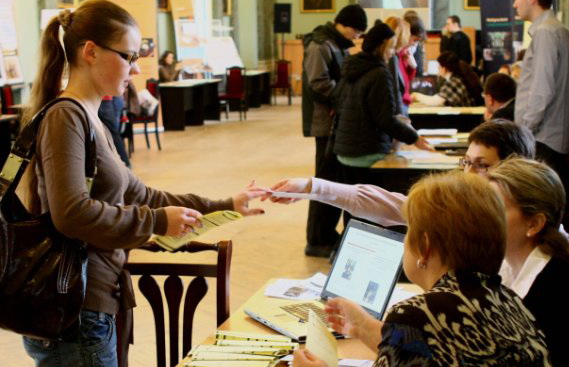 Absolventi var pieteikties bezmaksas karjeras konsultācijām