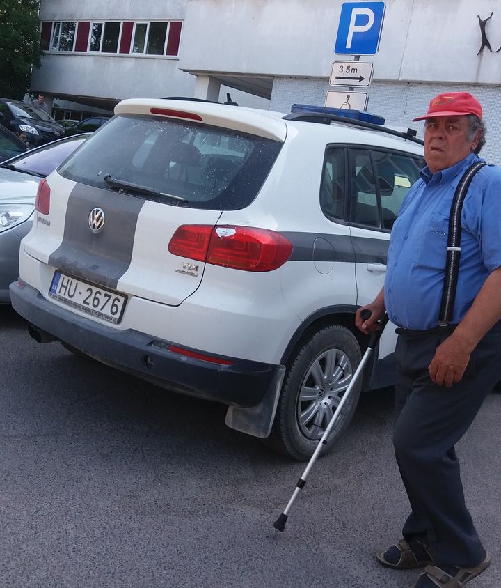 ACULIECINIEKS: Valsts policija pie poliklīnikas Tukumā noparkojas invalīdu stāvvietā
