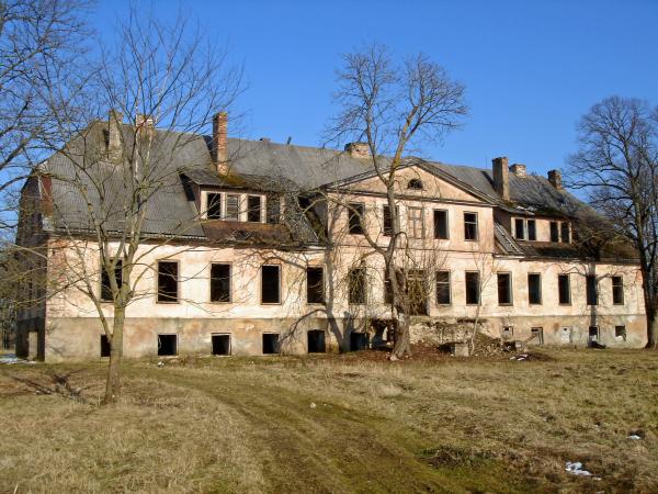 Aizdzires muiža pārdota ārzemniekam; 14 ģimenes baidās par savu dzīvesvietu