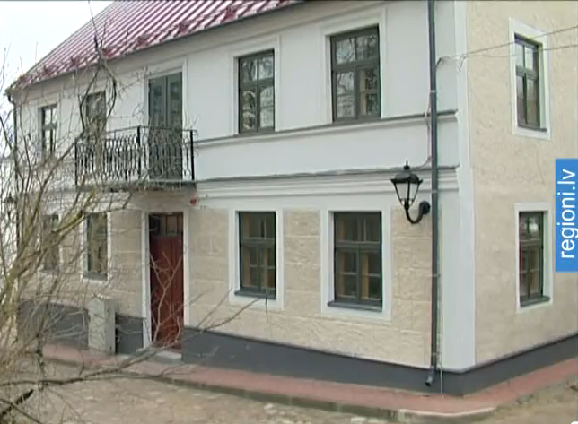 Atjauno Kandavas vecpilsētu /VIDEO/