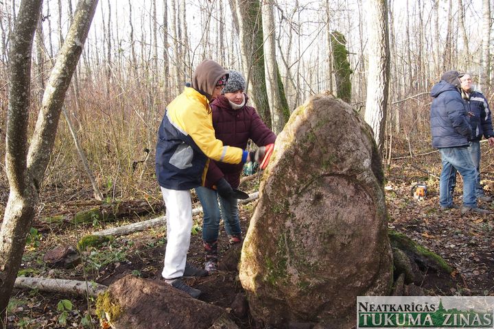 Atrasts Spirgus muižas leģendārais piemineklis /FOTO, VIDEO/