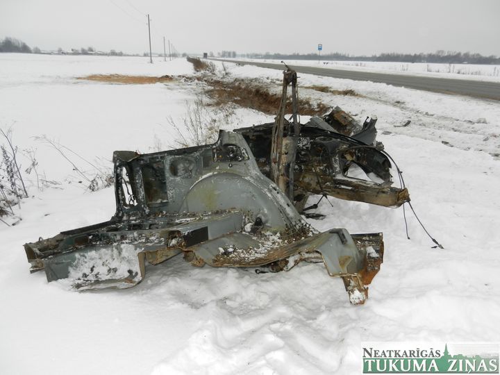 Divu auto sadursmē izbirst grants un metāllūžņi