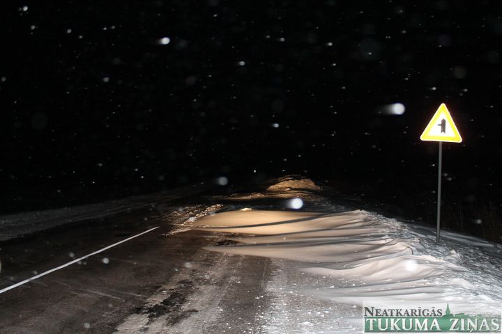 Džūkstē un Kandavā no kupenām izvelk auto ar maziem bērniem