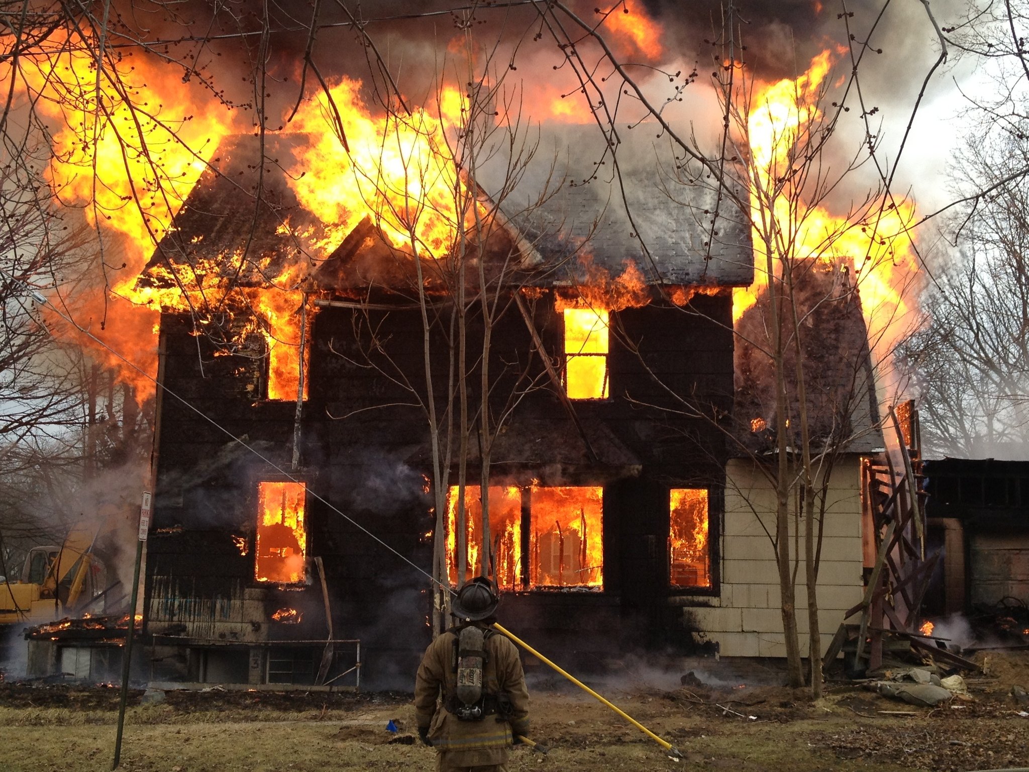 Brocēnu novadā ugunsgrēkā gājis bojā cilvēks