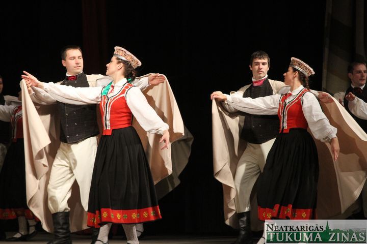 Caur sniegu uz Dziesmu un deju svētkiem /VIDEO/