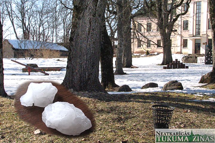 Cērē no debesīm nokrīt ledus gabals spaiņa lielumā