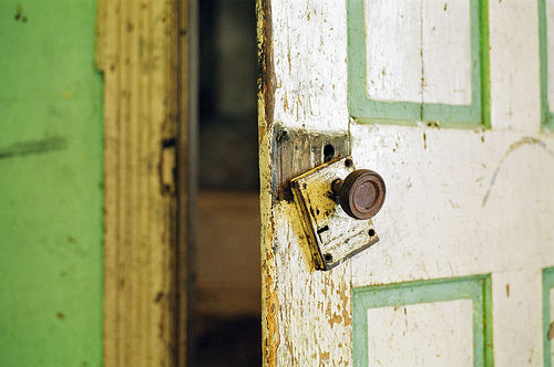 Cilvēki pārdzīvo par apzagtiem un appludinātiem mājokļiem