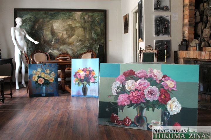 «Durvīs» Treijas gleznas un Daiņa keramika