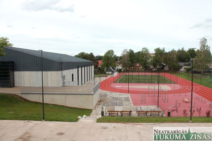 Ekspluatācijā nodod jaunbūvēto sporta zāli Tukumā