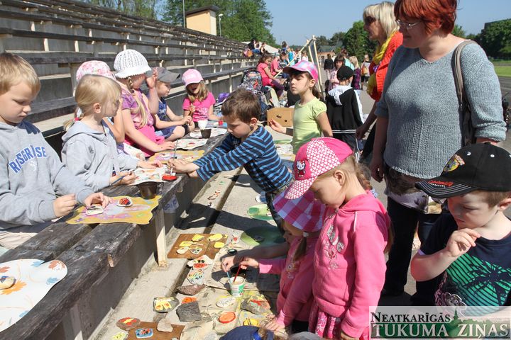 Engures Mākslas dienā piedalās 200 bērnu /FOTO/