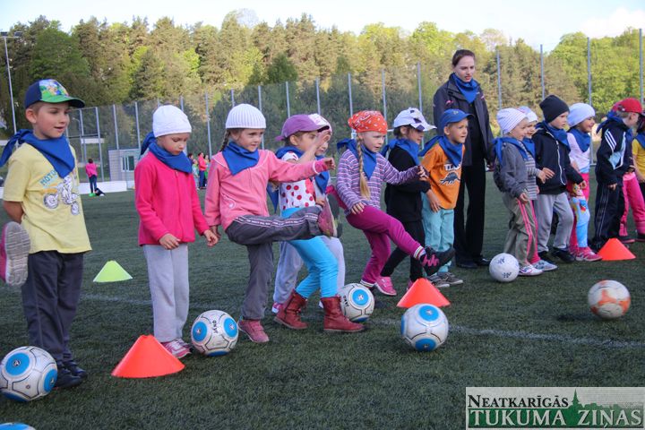 Futbola diena Tukumā pulcē vairāk nekā 500 bērnu
