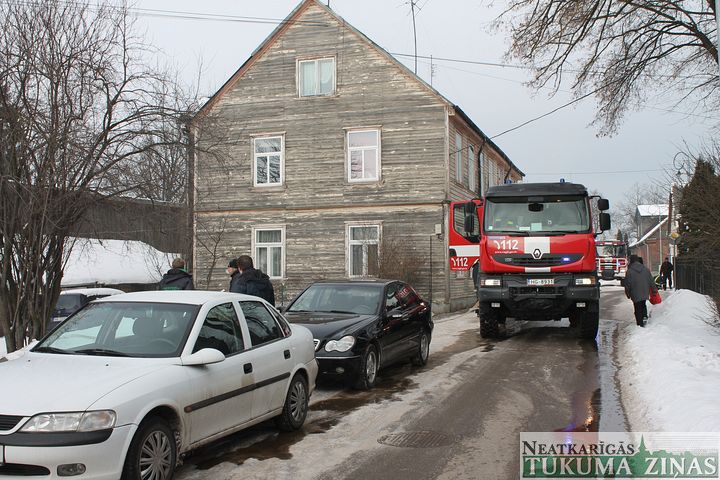 Degusi starpsiena koka mājā Jaunajā ielā 1 /FOTO/