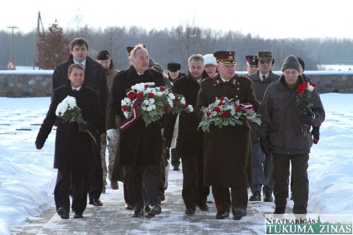 Godinot kritušos karavīrus, Andris Bērziņš noliek ziedus Lestenes brāļu kapos