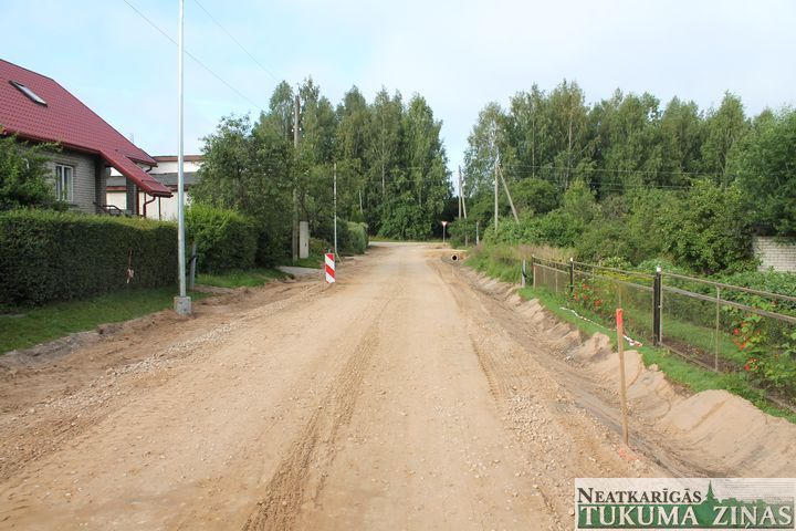 Grāvja dēļ sašaurinās Dzirņu ielu