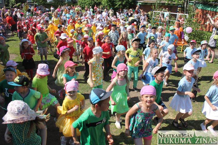 II «Vālodzītes» Dziesmu un deju svētki /FOTO/