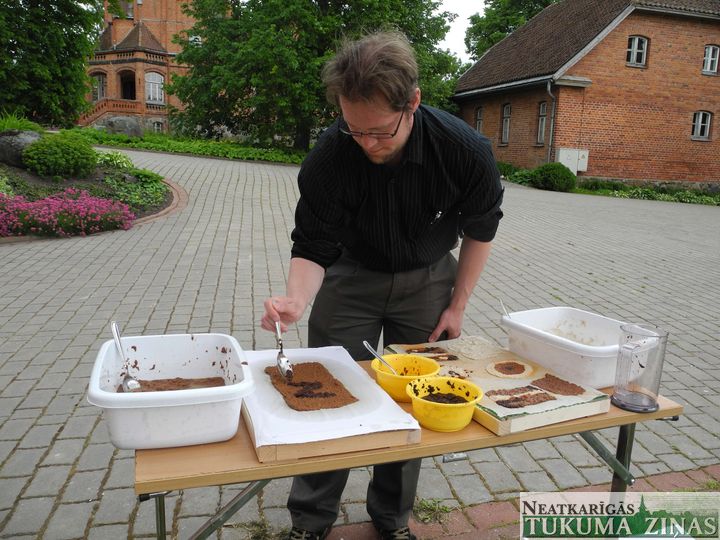 Jaunmoku pilī mācījās, kā no dabas veltēm izgatavot noderīgas lietas