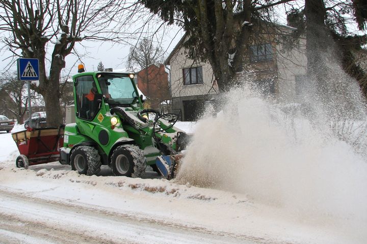 Kandavā daļu gājēju celiņus tīra mehanizēti