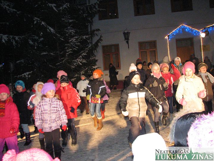 Kandavā iededz Ziemsvētku egli