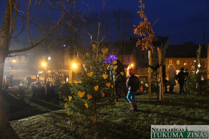 Kandavā pilsētas egli iededz ar vērienu /FOTO/