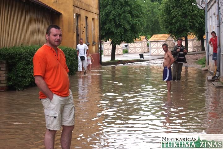 Kandavā applūst ielas
