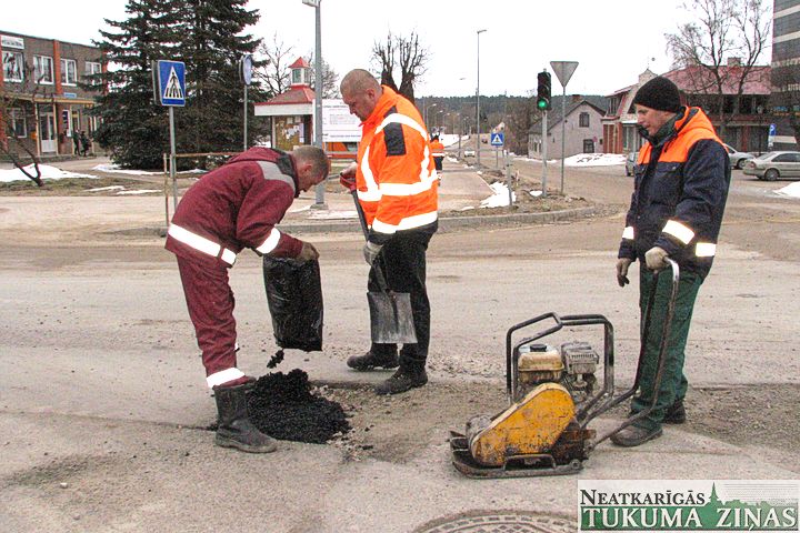 Kandavā lāpa “avārijas” bedrītes