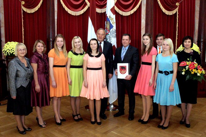 Kandavas novada ģerbonis godināts Ģerboņu svētkos Melngalvju namā /VIDEO/