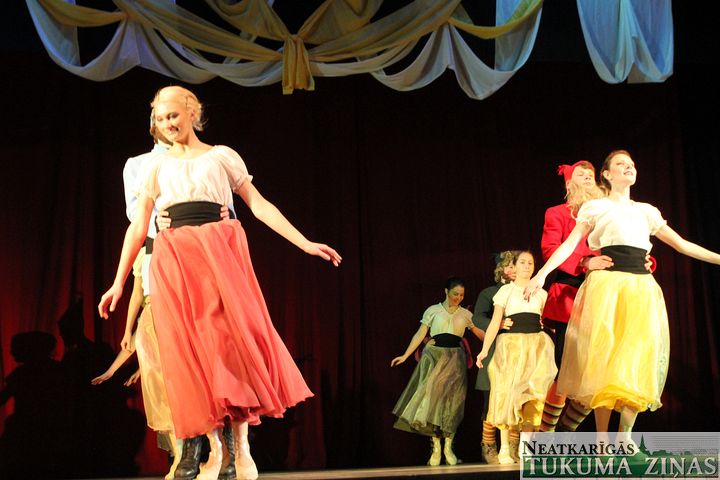 Kandavas «Sniegbaltīte un 7 rūķīši» uz Tukuma kultūras nama skatuves /FOTO/