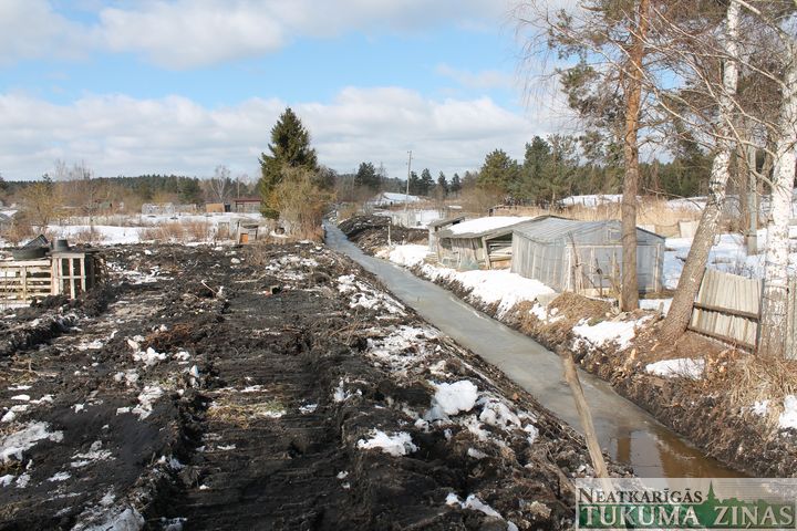 Kāpēc Laustiķu mazdārziņos rok grāvjus?